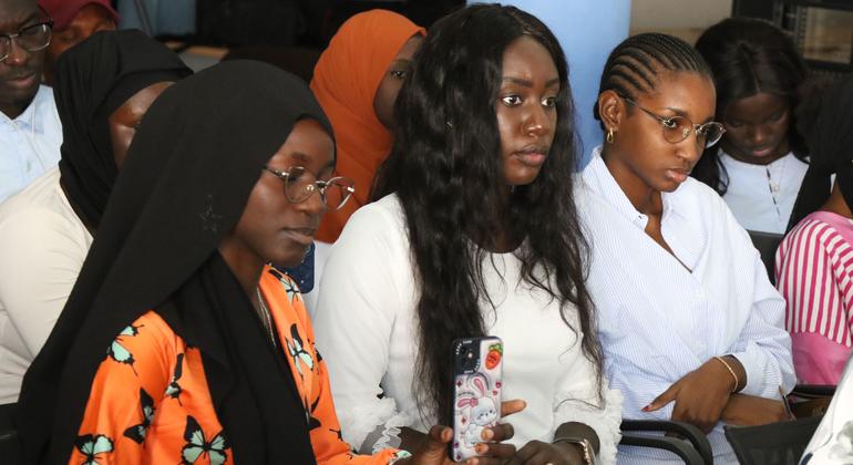 Des étudiants de l'Université numérique Cheikh Hamidou Kane échangent des idées et des expériences personnelles liées aux impacts de l'esclavage sur la vie contemporaine.